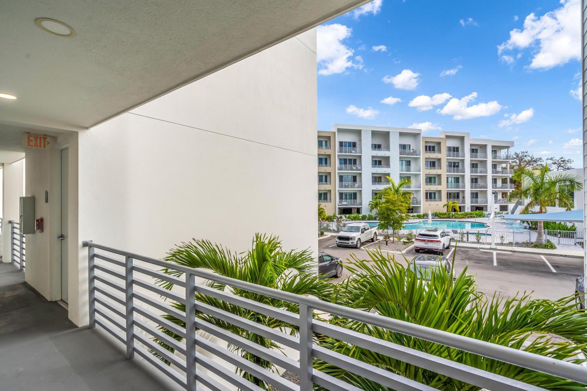 Waterside Retreat: Modern 2Br, Mins To Beach & Apt Appartement Sarasota Buitenkant foto