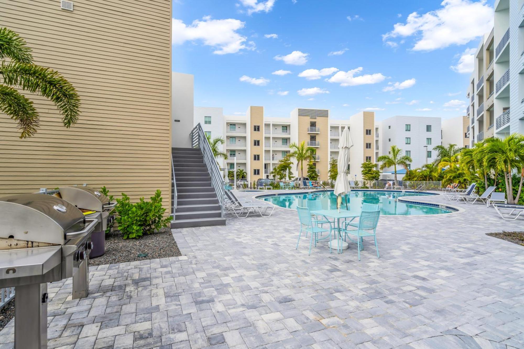 Waterside Retreat: Modern 2Br, Mins To Beach & Apt Appartement Sarasota Buitenkant foto