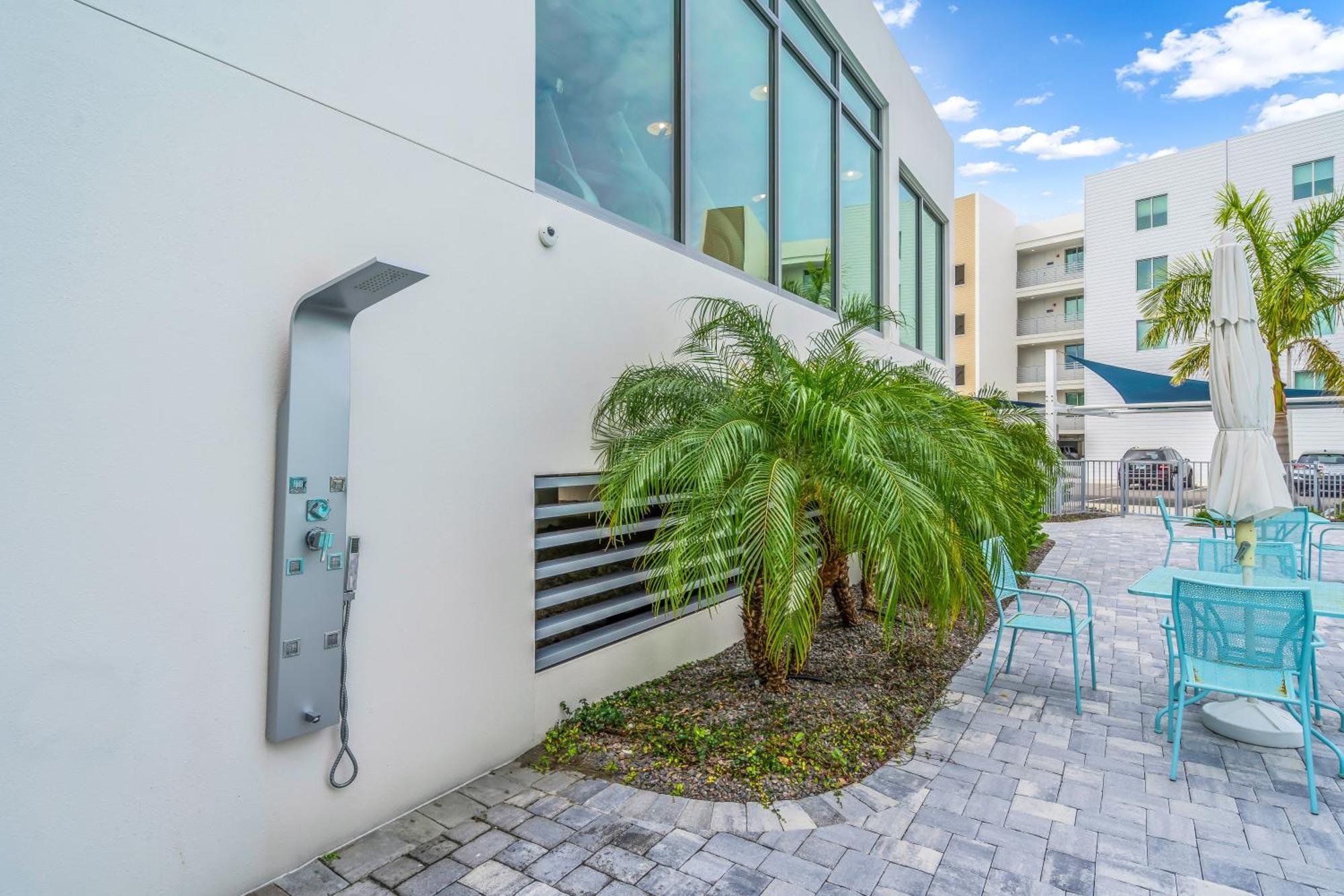 Waterside Retreat: Modern 2Br, Mins To Beach & Apt Appartement Sarasota Buitenkant foto