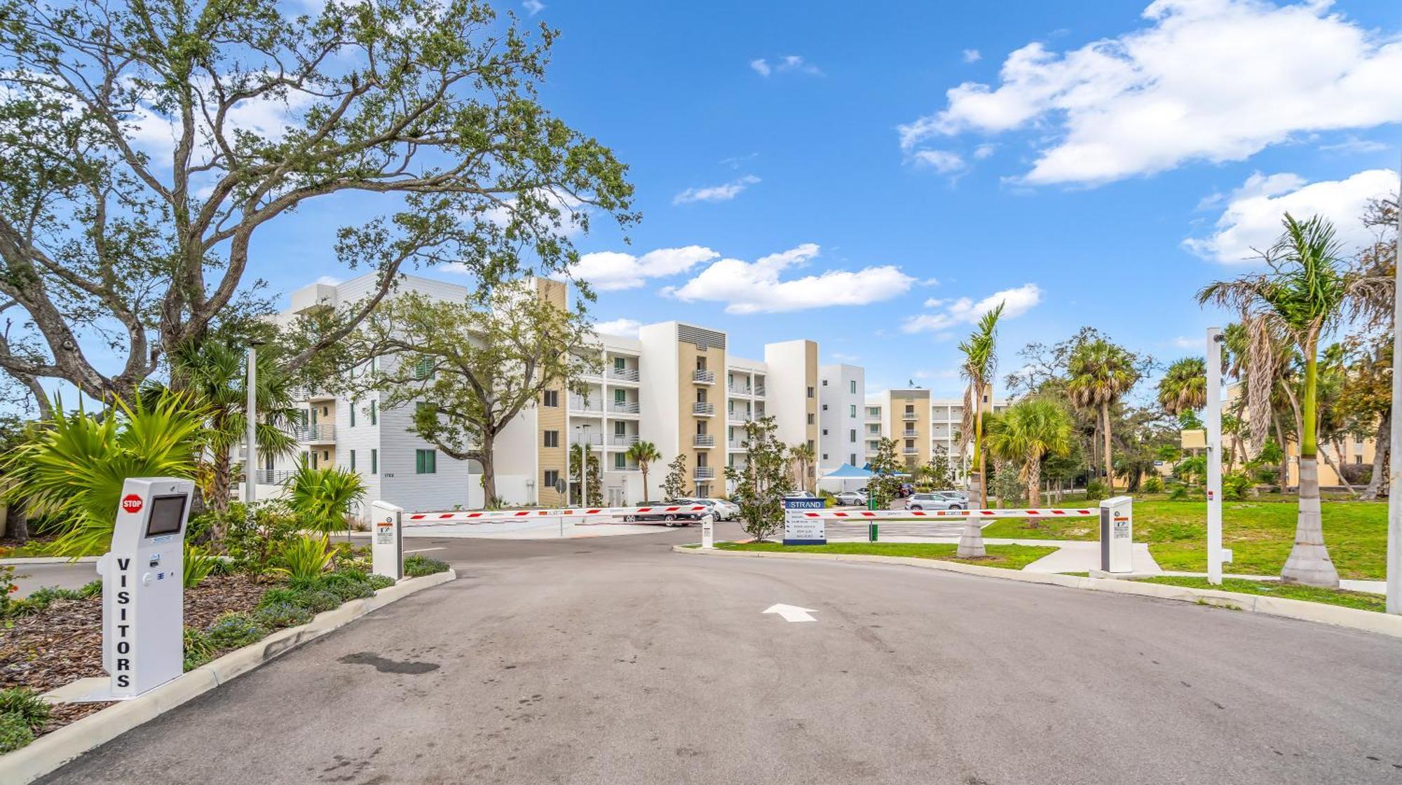 Waterside Retreat: Modern 2Br, Mins To Beach & Apt Appartement Sarasota Buitenkant foto