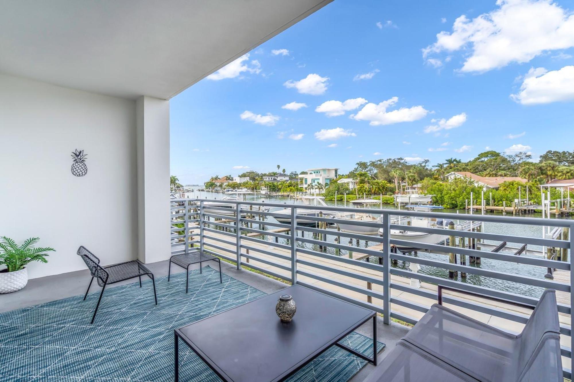 Waterside Retreat: Modern 2Br, Mins To Beach & Apt Appartement Sarasota Buitenkant foto