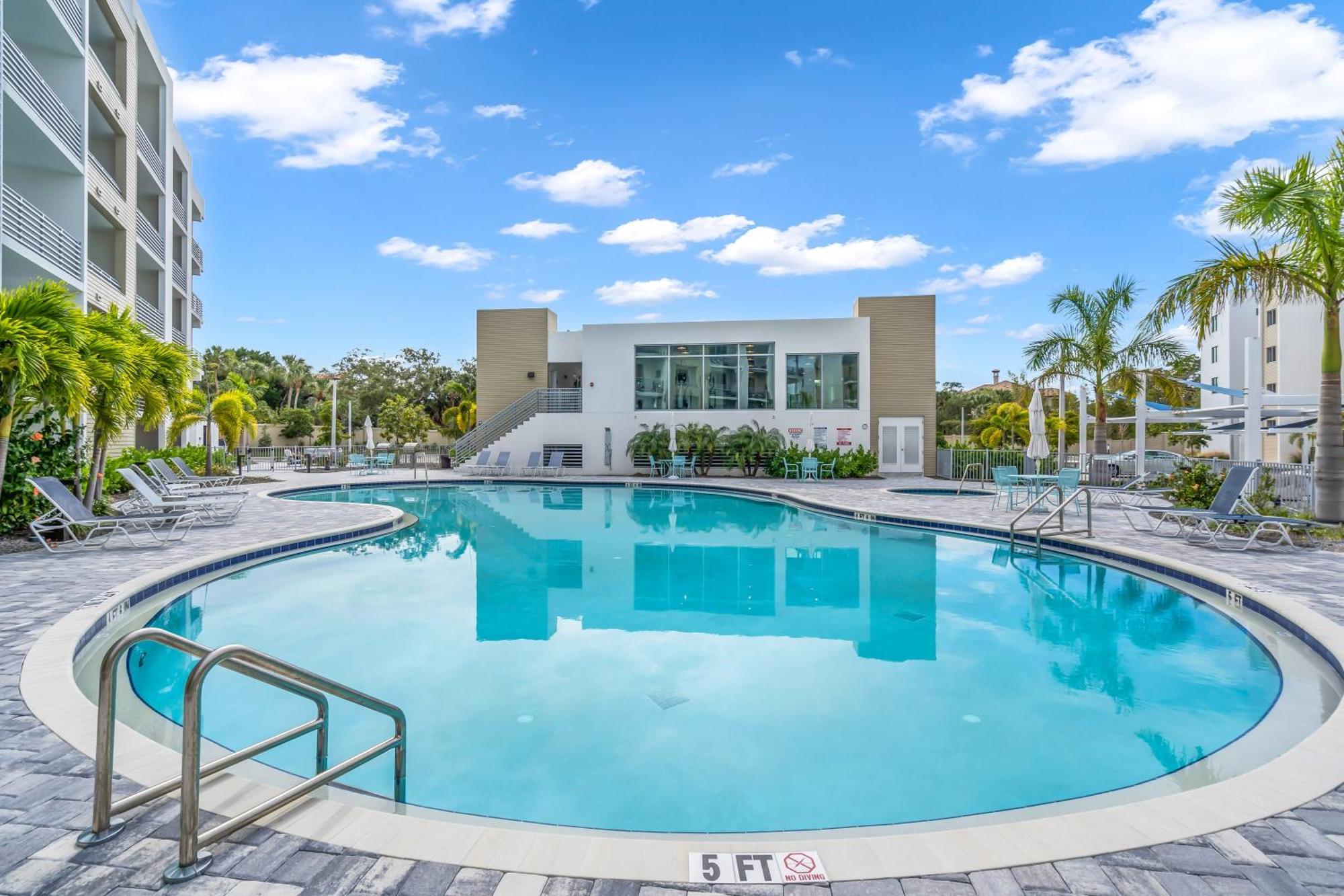 Waterside Retreat: Modern 2Br, Mins To Beach & Apt Appartement Sarasota Buitenkant foto