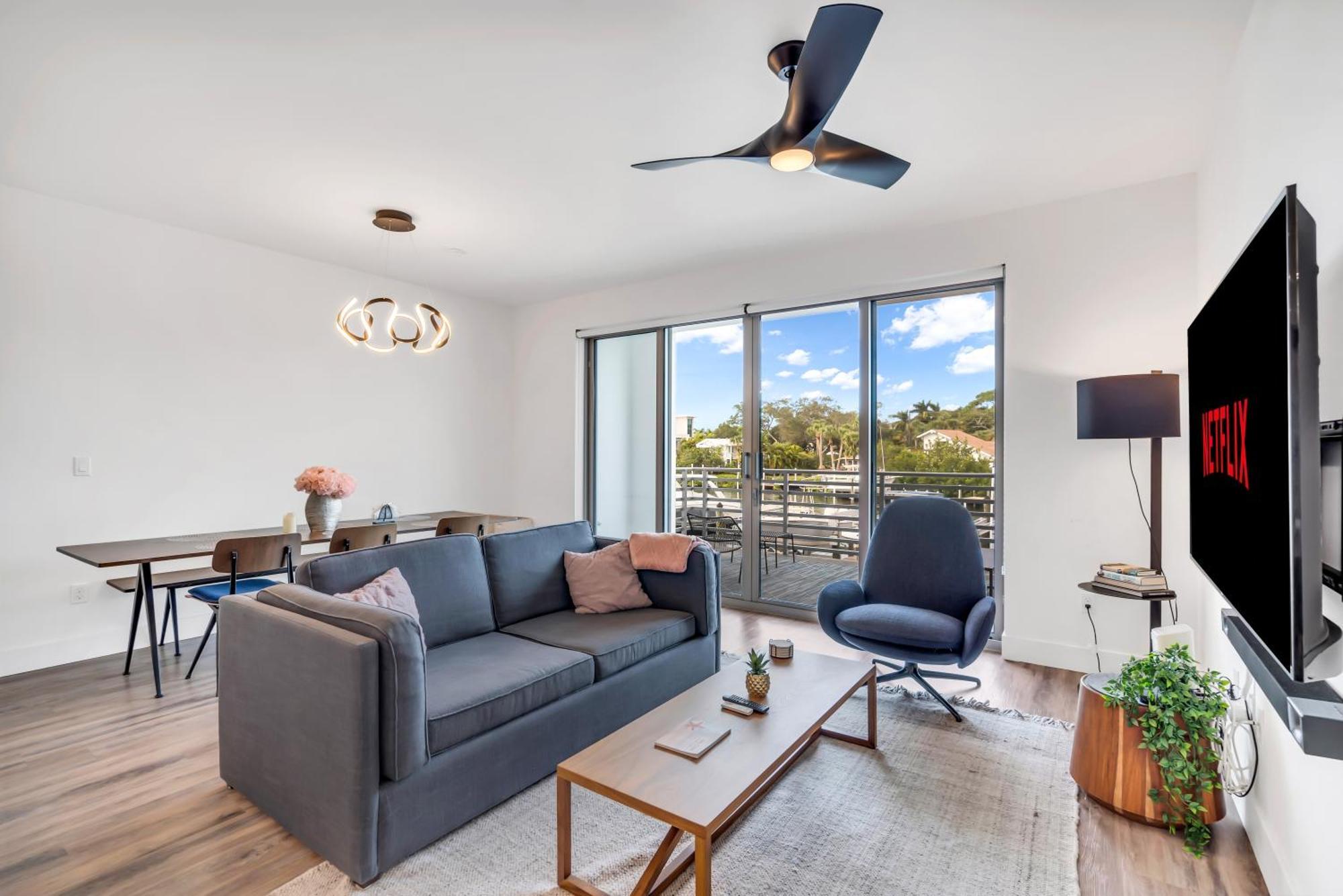 Waterside Retreat: Modern 2Br, Mins To Beach & Apt Appartement Sarasota Buitenkant foto