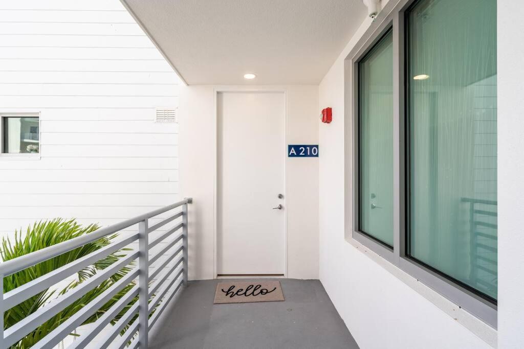 Waterside Retreat: Modern 2Br, Mins To Beach & Apt Appartement Sarasota Buitenkant foto