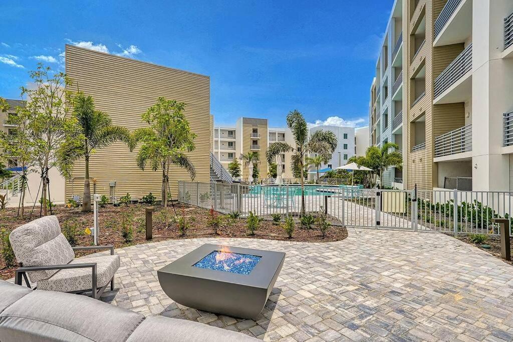 Waterside Retreat: Modern 2Br, Mins To Beach & Apt Appartement Sarasota Buitenkant foto