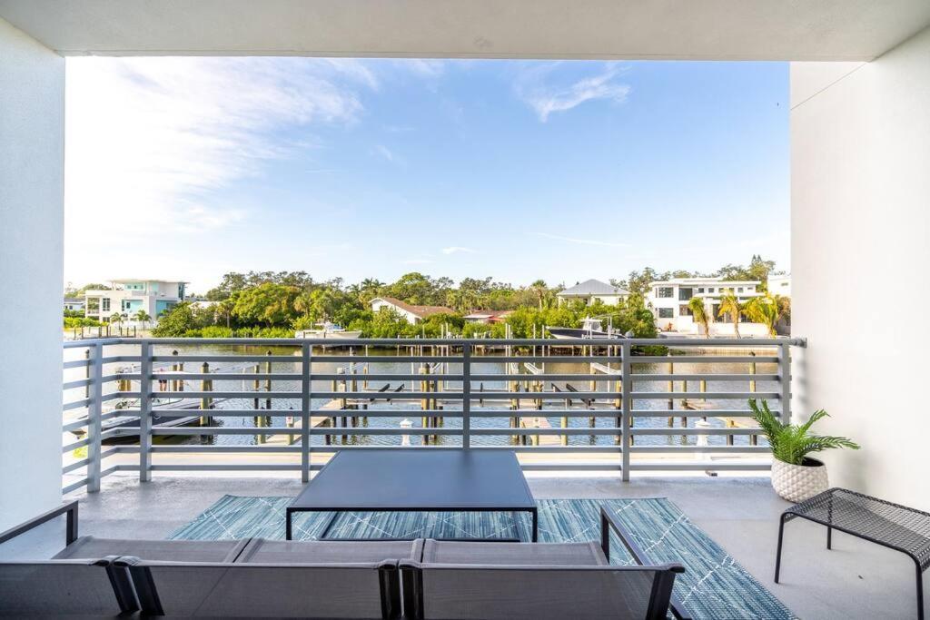 Waterside Retreat: Modern 2Br, Mins To Beach & Apt Appartement Sarasota Buitenkant foto