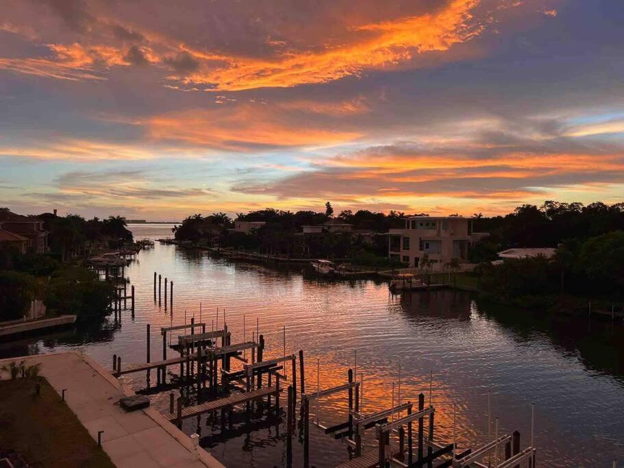 Waterside Retreat: Modern 2Br, Mins To Beach & Apt Appartement Sarasota Buitenkant foto