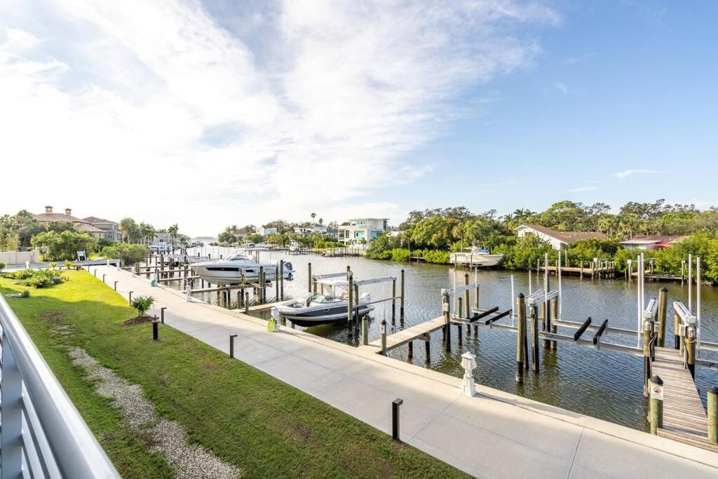 Waterside Retreat: Modern 2Br, Mins To Beach & Apt Appartement Sarasota Buitenkant foto